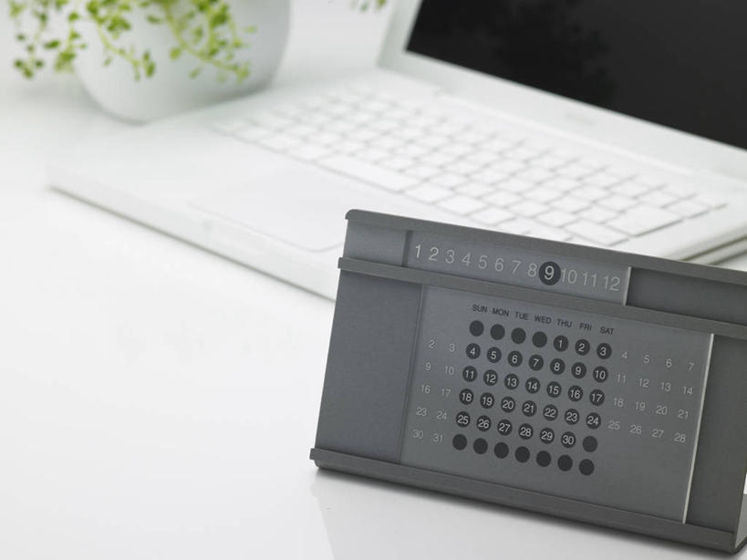 无人,办公室,横图,俯视,室内,特写,白天,电脑,笔记本电脑,植物,家具,桌子,花盆,台历,阴影,朦胧,模糊,时间,反射,网络,盆栽,影子,陶瓷,办公桌,盆景,陶瓷制品,计时,通讯设备,绿色,自然,容器,生长,成长,储藏,日期,无线,储存,通信设备,无线网络,无线上网,便携式电脑,办公家具,手提电脑,日历,彩图,高角度拍摄,贮存