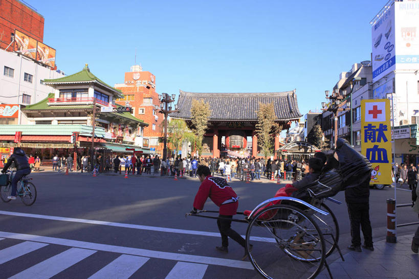 东方人,坐,走,横图,室外,白天,正面,旅游,度假,名胜古迹,植物,标志建筑,道路,地标,建筑,路,路灯,人行横道,公路,照明,东京,日本,亚洲,阴影,服装,遗迹,光线,影子,人行道,灯光,分界线,黄包车,停车线,交通,许多人,休闲装,黄种人,古迹,文物,娱乐,建设,古建筑,车,灯,树,树木,衣服,蓝色,绿色,蓝天,天空,阳光,自然,交通工具,人力车,天,一群人,享受,休闲,休闲服,浅草寺,旅游胜地,放松,服饰,生长,晴朗,成长,车行道,车行道分界线,照亮,照明设备,载具,标线,雷门,人行横道线,古文明,东亚,车行线,本州,万里无云,关东地方,本州岛,日本国,东京都,浅草雷门观音寺,浅草观音寺,金龙山浅草寺,浅草,台东区,男人,男性,年轻男性,年轻女性,女人,女性,亚洲人,晴空,晴空万里,斑马线,马路,步行,散步,走路,坐着,彩图,全身