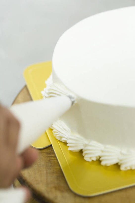 点心,东方人,手,一个人,厨师,竖图,俯视,室内,特写,白天,下午茶,厨房,袋子,亚洲,双手,仅一个男性,仅一个人,握,制作,阴影,装饰,反射,裱花袋,影子,食品,拿,拿着,黄种人,加工,塑料袋,食物,糕点,仅一个年轻男性,奶油,奶油蛋糕,手部,握着,乳制品,裱花枪,裱花,激凌,克林姆,淇淋,磅蛋糕,男人,男性,年轻男性,亚洲人,厨师长,厨子,大厨,主厨,半身,彩图,高角度拍摄,灶间,蛋糕