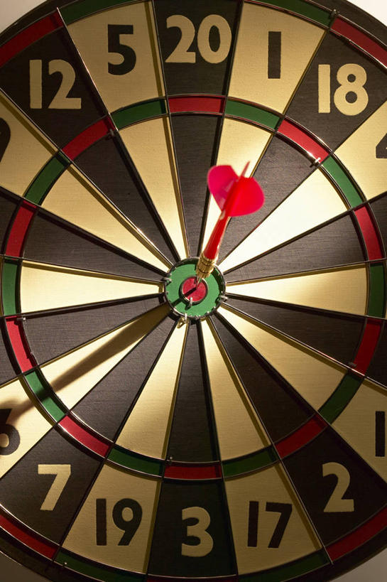 无人,竖图,室内,特写,白天,正面,成功,胜利,静物,阴影,反射,标志,数字,文字,影子,字符,飞镖,标识,摄影,阿拉伯数字,影棚,靶心,瞄准,镖针,飞镖运动,彩图,影棚拍摄,拍摄