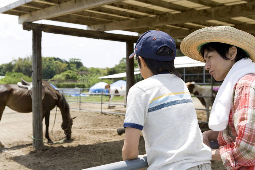 东方人,儿童,中年人,两个人,家庭,父亲,儿子,农场,站,吃,横图,室外,白天,纯洁,畜牧业,牧场,草地,草坪,树林,植物,马,野生动物,帽子,亚洲,一条,阴影,服装,光线,草帽,纺织物,影子,注视,休闲装,黄种人,运动帽,一匹,草,树,树木,小孩,背面,衣服,蓝色,绿色,蓝天,天空,阳光,自然,动物,毛巾,天,低头,观察,看,清洁,站着,休闲,温暖,温馨,父子,一家人,休闲服,鸭舌帽,父爱,可爱,童年,童趣,搭,运输,服饰,牲畜,生长,晴朗,成长,观看,保暖,和睦,察看,搭着,关注,童真,透气,烂漫,无邪,防水,畜牧,万里无云,牧业,垂头,储水,耐磨,吸水,天真,男孩,男人,男性,中年男性,亚洲人,孩子,晴空,晴空万里,嚼,食,站立,半身,彩图,融洽,男生