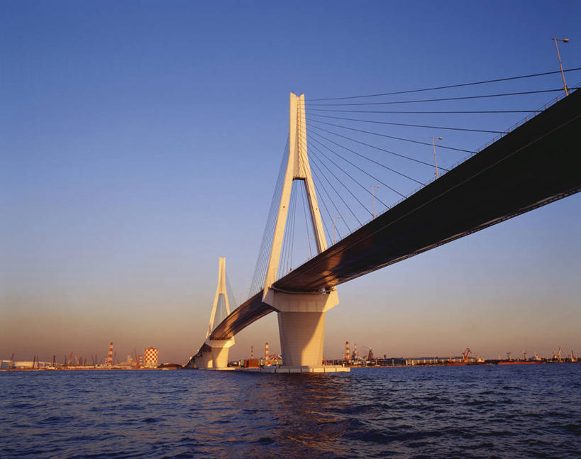 无人,高楼大厦,横图,室外,白天,仰视,旅游,度假,海浪,海洋,标志建筑,大桥,大厦,地标,建筑,摩天大楼,桥梁,神奈川,日本,亚洲,浪花,斜拉桥,桥,横滨,横滨市,神奈川县,娱乐,建设,蓝色,蓝天,天空,海水,天,享受,休闲,旅游胜地,放松,海景,东亚,本州,首府,关东地方,本州岛,日本国,鹤见区,斜张桥,大海,风浪,海,海水的波动,近岸浪,涌浪,彩图,低角度拍摄,大楼,高层建筑,高楼,摩天楼,鹤见翼桥