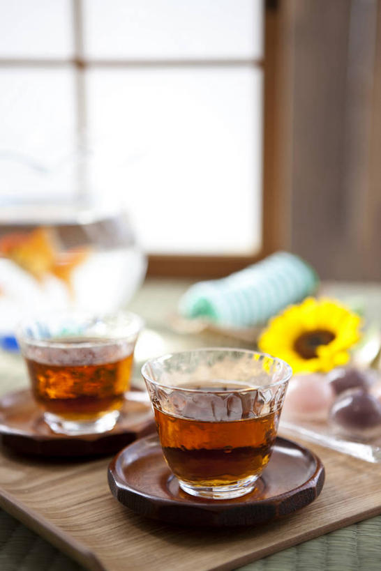 无人,竖图,室内,特写,白天,正面,爱情,幸福,太阳,餐桌,茶,窗户,桌子,向日葵,杯子,餐具,阴影,朦胧,模糊,盛开,反射,碟子,盘,影子,茶叶,花蕾,娱乐,玻璃窗,花,花瓣,花朵,鲜花,盘子,水杯,碟,花苞,花蕊,享受,休闲,温馨,放松,乐趣,大麦茶,餐台,大麦,提神,舒适,醒脑,光辉,沉默,忠诚,勇敢,投缘,爱慕,高傲,朝阳花,葵花,望日莲,向阳花,转日莲,茶杯,彩图