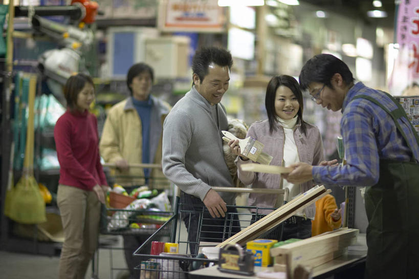 东方人,家庭,夫妻,店员,商店,站,笑,微笑,露齿笑,横图,室内,白天,正面,爱情,购物,消费,超市,宠物,狗,购物车,亚洲,五个人,握,阴影,服装,朦胧,模糊,光线,围裙,眼镜,影子,灯光,许多人,浪漫,注视,休闲装,黄种人,车,衣服,动物,手推车,低头,观察,看,站着,一群人,营业员,休闲,温暖,温馨,一家人,休闲服,恩爱,可爱,握着,金融,恋人,百货,服饰,便利店,观看,和睦,察看,便利,存放,关注,载具,近视眼镜,选购,贸易,忠诚,快捷,血拼,零售店,方便,垂头,销售人员,寄存,寄放,暂存,男人,男性,年轻女性,女人,女性,中年男性,中年女性,亚洲人,夫妇,情侣,售货员,犬,站立,半身,彩图,店铺,杂货店,杂货铺,伴侣,融洽