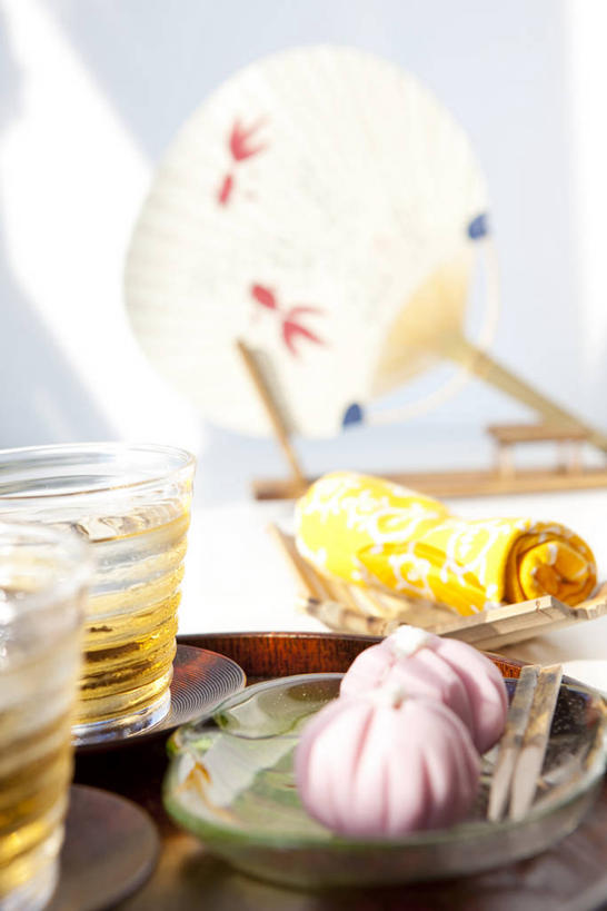 点心,无人,竖图,室内,白天,正面,幸福,餐桌,茶,桌子,杯子,餐具,一把,阴影,日本文化,反射,碟子,盘,扇子,蚊香猪,影子,和果子,茶叶,食品,甜点,甜品,蚊香架,清凉,凉爽,文化,娱乐,小吃,食物,糕点,盘子,水杯,碟,甜食,享受,休闲,日式,温馨,放松,乐趣,摄影,影棚,大麦茶,餐台,大麦,提神,舒适,和风,醒脑,茶杯,彩图,影棚拍摄,拍摄,日本小吃,和风扇,和风扇子,凉扇,蚊取豚,香薰器,小猪香炉,传统文化