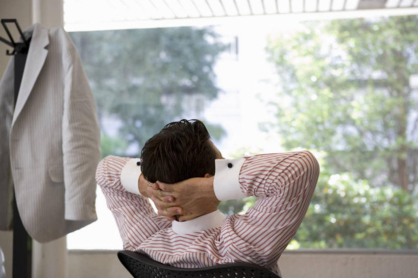 东方人,一个人,商务人士,商务男性,坐,横图,室内,白天,衬衫,植物,窗户,椅子,衣架,亚洲,仅一个男性,仅一个人,仅一个中年男性,抱头,套装,朦胧,模糊,黄种人,玻璃窗,树,树木,背面,绿色,自然,会议椅,生长,成长,办公椅,双手抱头,商务装,工薪阶层,商务椅,培训椅,捧首,捧头,男人,男性,中年男性,亚洲人,白领,上班族,挂衣架,晾衣架,坐着,半身,彩图,衬衣