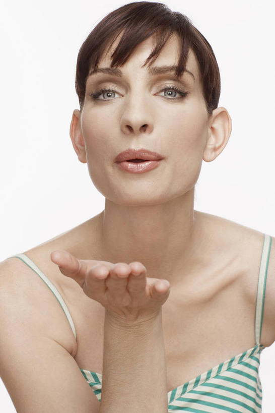 西方人,脸,头,嘴,脸颊,手,一个人,捧,吻,竖图,室内,特写,白天,白色背景,正面,吊带,欧洲,欧洲人,仅一个女性,仅一个人,服装,注视,吊带衫,肩膀,衣服,嘟嘴,观察,看,仅一个中年女性,手部,撅嘴,摄影,服饰,影棚,观看,单手,察看,衣着,穿着,关注,衣饰,女人,女性,中年女性,白种人,头部,脸部,脸蛋,面部,嘴巴,嘴唇,端,端着,捧着,亲,亲吻,手捧,半身,彩图,影棚拍摄,拍摄,飞吻