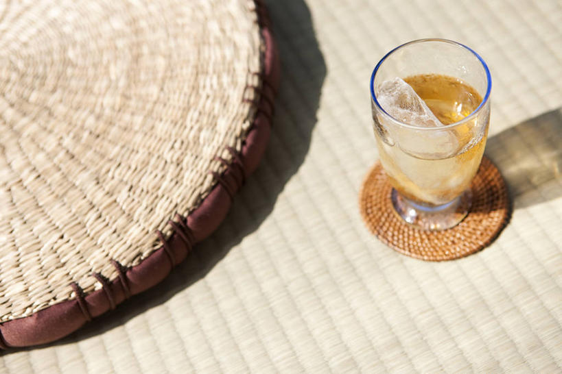 无人,横图,俯视,室内,特写,白天,幸福,茶,靠垫,杯子,餐具,阴影,朦胧,模糊,反射,碟子,盘,影子,冰,冰块,茶叶,靠枕,塌塌米,榻榻米,娱乐,冷冻,玻璃制品,盘子,水杯,垫子,碟,枕头,享受,休闲,温馨,放松,寒冷,乐趣,大麦茶,冷藏,大麦,冰冷,提神,舒适,醒脑,保鲜,叠席,玻璃杯,彩图,高角度拍摄