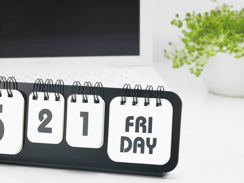 无人,横图,室内,特写,白天,正面,电脑,笔记本电脑,植物,桌子,花盆,台历,阴影,朦胧,模糊,时间,反射,网络,英文,标志,盆栽,数字,文字,影子,字符,陶瓷,字母,盆景,陶瓷制品,计时,通讯设备,标识,书桌,绿色,自然,课桌,容器,阿拉伯数字,生长,成长,储藏,英文字母,日期,无线,储存,通信设备,无线网络,无线上网,便携式电脑,手提电脑,日历,彩图,贮存