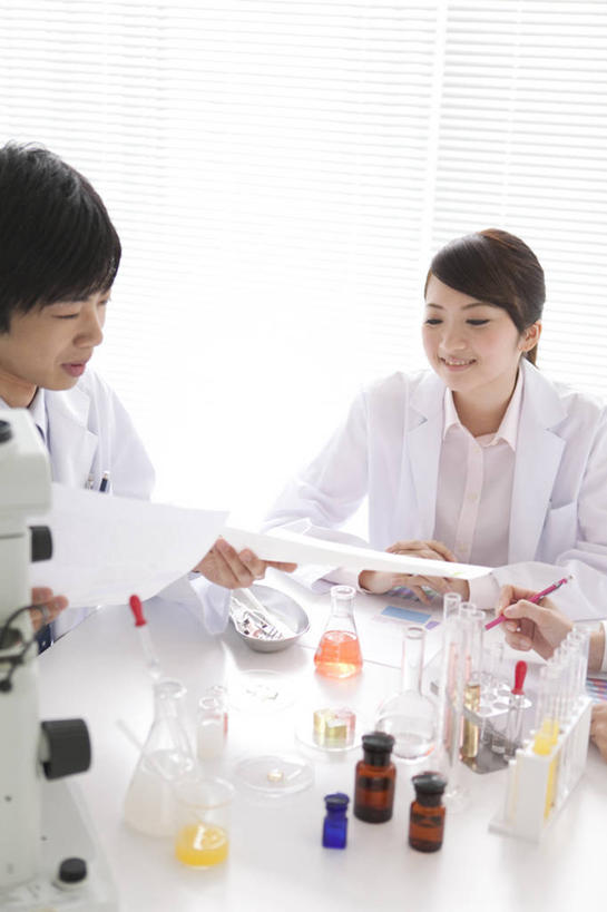 东方人,两个人,伙伴,朋友,科学家,坐,笑,微笑,竖图,室内,白天,正面,友谊,合作,团队,实验,仪器,桌面,桌子,杯子,亚洲,服装,检查,研究,透明,反射,分析,科学,化学,测试,烧杯,显微镜,液体,实验室,研究室,注视,黄种人,玻璃制品,衣服,白色,玻璃瓶,瓶子,观察,看,器皿,清晰,探索,战略,服饰,放大,观看,仔细,透镜,察看,凸透镜,聚焦,衣着,科研人员,白大褂,穿着,关注,研究者,工作台,计量,试验室,实验服,科学研究者,玻璃仪器,试验耗材,实验用品,光学,清楚,联合,合谋,衣饰,配合,协作,男人,男性,年轻男性,年轻女性,女人,女性,亚洲人,科学工作者,玻璃杯,坐着,半身,彩图,实验衣,实验台,实验桌