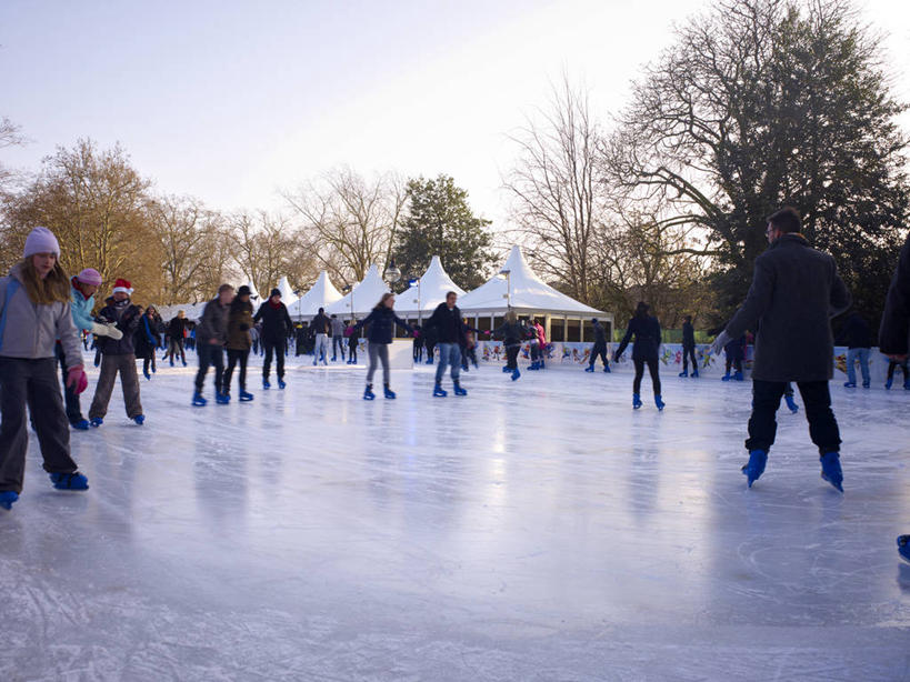西方人,体育馆,公园,运动场,站,横图,室外,白天,正面,度假,滚轴溜冰,美景,植物,城市风光,城市,英国,欧洲,伦敦,欧洲人,阴影,服装,光线,影子,景观,旱冰鞋,溜冰鞋,首都,许多人,休闲装,娱乐,体育场,海德公园,树,树木,衣服,蓝色,绿色,蓝天,天空,阳光,自然,天,站着,一群人,享受,休闲,休闲服,轮滑鞋,景色,放松,服饰,生长,晴朗,成长,西欧,大不列颠,滑冰鞋,威斯敏斯特市,溜冰场,大不列颠及北爱尔兰联合王国,万里无云,运动馆,单排轮滑,雾都,溜冰,轮滑,男人,男性,年轻男性,年轻女性,女人,女性,白种人,晴空,晴空万里,站立,半身,彩图,大不列颠王国,大英帝国,联合王国,日不落帝国