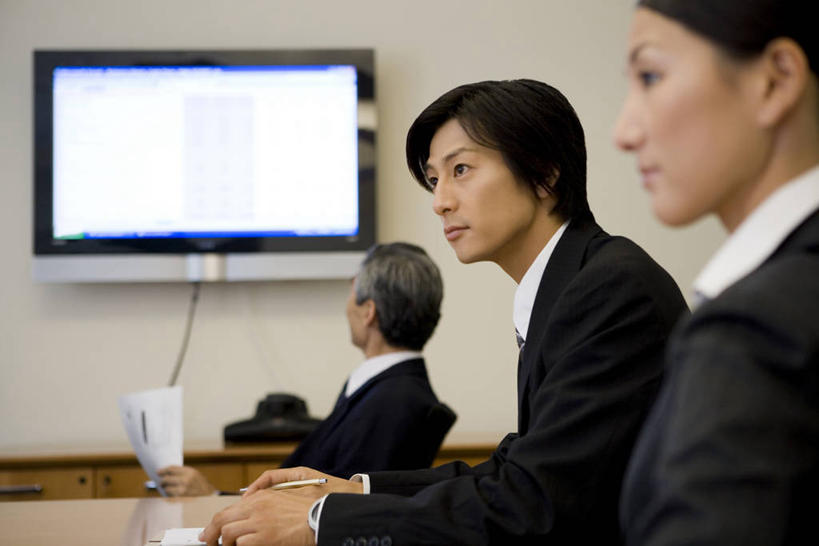 东方人,三个人,同事,商务人士,商务男性,商务女性,办公室,坐,横图,室内,白天,侧面,衬衫,成功,合作,团队,集体,信心,家具,桌子,电视,亚洲,一排,套装,朦胧,模糊,整齐,办公桌,扭头,注视,黄种人,队伍,排列,观察,看,转头,观看,察看,领导,成就,队列,关注,彩电,商务装,合伙,领袖,工薪阶层,办公家具,彩色电视机,显像管屏,显像管屏幕,男人,男性,年轻男性,年轻女性,女人,女性,中年男性,亚洲人,白领,上班族,电视机,坐着,半身,彩图,衬衣