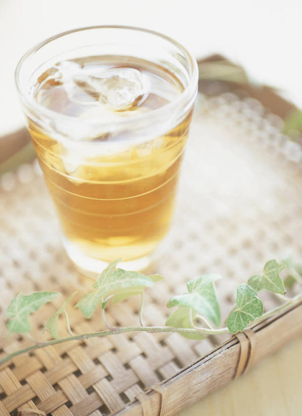 无人,竖图,俯视,室内,特写,白天,白色背景,幸福,茶,杯子,餐具,叶子,阴影,朦胧,模糊,反射,碟子,盘,影子,冰,冰块,茶叶,绿叶,娱乐,冷冻,玻璃制品,盘子,水杯,碟,享受,休闲,温馨,嫩叶,放松,寒冷,乐趣,摄影,影棚,大麦茶,冷藏,大麦,冰冷,提神,舒适,醒脑,保鲜,叶,叶片,玻璃杯,彩图,高角度拍摄,影棚拍摄,拍摄