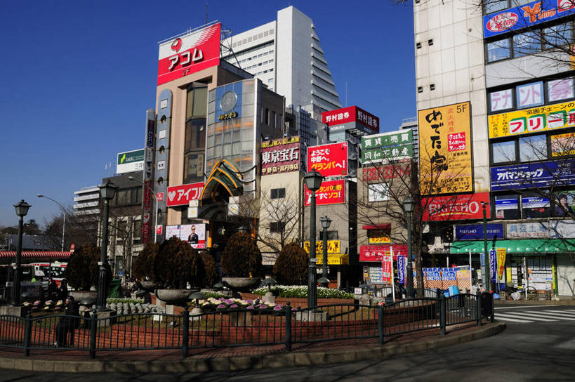 无人,家,高楼大厦,商店,栏杆,横图,室外,白天,正面,购物,度假,消费,美景,植物,城市风光,超市,城市,大厦,道路,建筑,路,路灯,摩天大楼,商场,车站,照明,东京,日本,亚洲,阴影,光线,信息,影子,房屋,屋子,景观,公寓,围栏,小路,灯光,站台,交通,娱乐,建设,洋房,护栏,楼房,月台,布告,布告栏,住宅,灯,树,树木,蓝色,绿色,蓝天,天空,阳光,自然,天,享受,休闲,景色,放松,金融,百货,生长,晴朗,成长,照亮,通知,公告,传播,照明设备,消息,选购,贸易,百货公司,东亚,本州,万里无云,关东地方,本州岛,日本国,东京都,血拼,中野区,公布栏,晴空,晴空万里,彩图,房子,大楼,高层建筑,高楼,购物商场,购物中心,摩天楼,商业中心,中野,中野站,中野车站