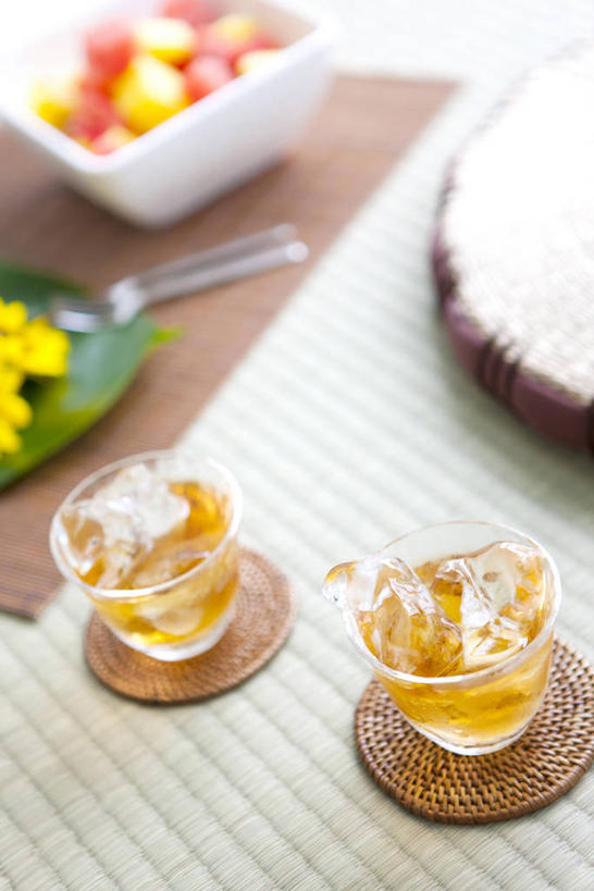 无人,竖图,俯视,室内,特写,白天,幸福,餐桌,茶,桌子,杯子,玻璃,阴影,朦胧,模糊,反射,影子,冰,冰块,茶叶,娱乐,冷冻,玻璃制品,两个,水杯,享受,休闲,温馨,放松,寒冷,乐趣,大麦茶,冷藏,餐台,大麦,冰冷,提神,舒适,醒脑,保鲜,茶杯,彩图,高角度拍摄