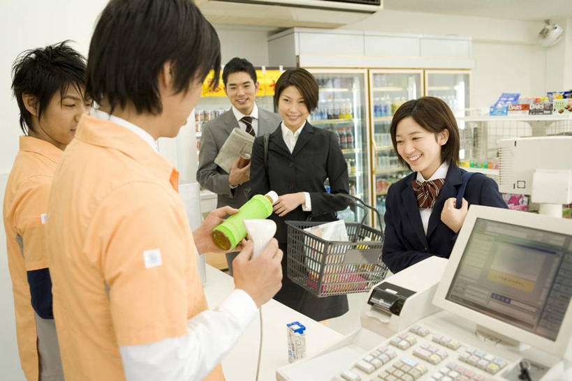 东方人,商务人士,店员,商务男性,商务女性,商店,站,横图,室内,白天,正面,工作服,衬衫,制服,购物,消费,超市,亚洲,五个人,握,套装,服装,篮子,许多人,拿,拿着,注视,黄种人,购物篮,顾客,相视,观察,看,站着,一群人,营业员,面对面,校服,握着,pos机,金融,百货,收银台,便利店,观看,对视,察看,便利,互视,存放,关注,收银,载具,收银机,相对,商务装,选购,贸易,工薪阶层,学生服,相看,快捷,血拼,零售店,方便,销售人员,工作制服,主顾,寄存,寄放,暂存,购物提篮,男人,男性,年轻男性,年轻女性,女人,女性,亚洲人,白领,上班族,售货员,购物筐,站立,半身,彩图,衬衣,工作套服,店铺,杂货店,杂货铺,日本校服