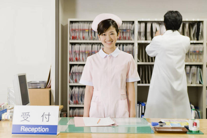 东方人,背部,两个人,同事,前台,医生,护士,医院,站,笑,微笑,露齿笑,横图,室内,白天,正面,工作服,制服,成功,合作,团队,集体,信心,桌子,帽子,亚洲,握,阴影,反射,日文,英文,标志,材料,档案,文件,文字,影子,纸,字符,字母,办公桌,墙,置物架,注视,黄种人,标识,队伍,架子,墙壁,墙面,手稿,资料,观察,记录,看,站着,医护人员,医疗人员,服务台,握着,观看,英文字母,证明,察看,领导,护士帽,白衣天使,白大褂,成就,关注,文档,陈列架,合伙,领袖,医疗机构,记载,日语,工作制服,记实,纪录,搁架,男人,男性,年轻男性,年轻女性,女人,女性,亚洲人,大夫,站立,半身,彩图,工作套服,病院,诊所,帮助台,呼叫台,病历