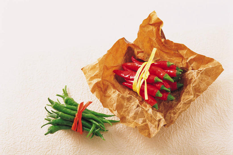 无人,横图,俯视,室内,特写,白天,白色背景,辣椒,蔬菜,一堆,许多,阴影,堆叠,堆积,新鲜,反射,包装,包装纸,影子,纸,食品,纸张,很多,食物,摄影,有机食品,绿色食品,影棚,堆,包装材料,辣角,红海椒,大椒,辣虎,广椒,辣子,红辣椒,海椒,番椒,彩图,高角度拍摄,影棚拍摄,拍摄