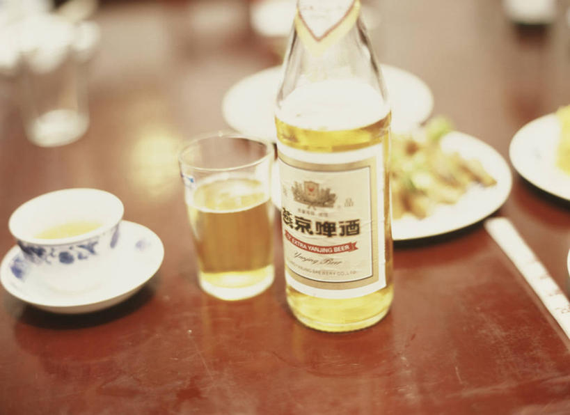 啤酒,无人,横图,俯视,室内,特写,白天,幸福,实验,仪器,茶,筷子,桌面,桌子,杯子,餐具,许多,阴影,朦胧,模糊,研究,透明,反射,分析,化学,测试,木制,碟子,盘,烧瓶,影子,木桌,茶叶,酒类,很多,一杯,文化,娱乐,传统,玻璃制品,酒,饮料,盘子,玻璃瓶,木制品,瓶子,水杯,碟,享受,休闲,温馨,器皿,放松,乐趣,礼节,提神,舒适,醒脑,礼仪,玻璃仪器,试验耗材,实验用品,平底烧瓶,玻璃杯,茶杯,进餐用具,彩图,高角度拍摄,木桌子,燕京啤酒