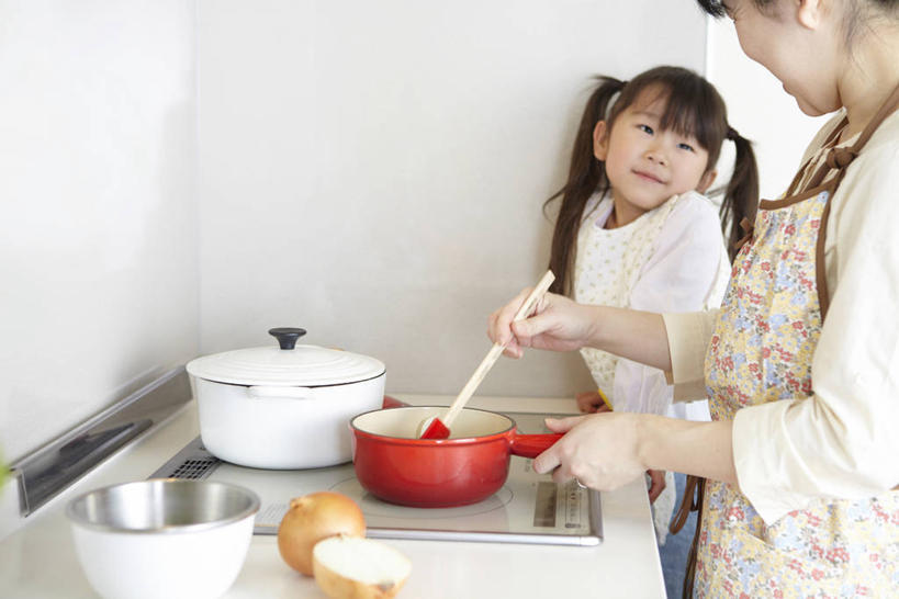 东方人,儿童,中年人,两个人,家庭,母亲,女儿,站,笑,微笑,横图,室内,白天,侧面,烹饪,纯洁,厨房,桌面,桌子,厨具,金属制品,亚洲,握,服装,金属,工具,锅子,围裙,刀具,拿,拿着,扭头,注视,休闲装,黄种人,锅,小孩,衣服,观察,看,站着,转头,休闲,温暖,温馨,母女,一家人,休闲服,可爱,母爱,童年,童趣,握着,服饰,锅具,观看,和睦,察看,关注,刮刀,童真,烂漫,无邪,烹饪用具,天真,女孩,女人,女性,中年女性,亚洲人,孩子,烹调用具,烹调,站立,半身,彩图,灶间,厨房料理台,橡皮刮刀,融洽,女生,料理台