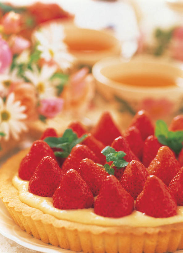 面食,无人,竖图,俯视,室内,特写,白天,烹饪,西餐,草莓,浆果,水果,阴影,朦胧,模糊,新鲜,盛开,反射,影子,生食,料理,食品,面点,果实,非洲菊,花蕾,菜肴,美食,花,花瓣,花朵,鲜花,食物,花苞,花蕊,菊花,西式,佳肴,有机食品,绿色食品,派,草莓派,扶郎花,灯盏花,千日菊,洋莓,水果皇后,红莓,地莓,彩图,高角度拍摄