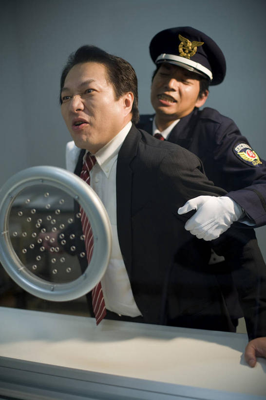 东方人,两个人,商务人士,警察,警卫,商务男性,站,竖图,室内,白天,正面,工作服,衬衫,制服,窗户,亚洲,套装,服装,生气,领带,注视,黄种人,玻璃窗,衣服,手套,观察,看,站着,抓,监狱,愤怒,服饰,观看,恼怒,察看,监禁,愤慨,怒气,气愤,束缚,象征,衣着,庄重,穿着,发怒,关注,怒火,商务装,身份,情绪,关押,监牢,警服,脾气,牢狱,工薪阶层,忿怒,怨恨,强烈,正式,地位,工作制服,衣饰,监管,禁闭,气忿,愤恨,肝火,激动,男人,男性,年轻男性,中年男性,亚洲人,白领,保安,警卫员,看守,上班族,卫兵,站立,半身,彩图,衬衣,工作套服