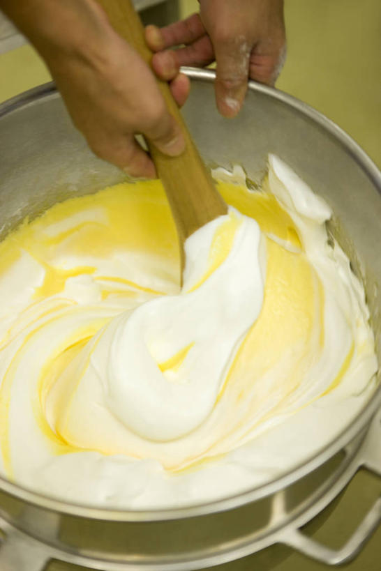 点心,东方人,手,一个人,厨师,竖图,俯视,室内,特写,白天,下午茶,亚洲,双手,仅一个男性,仅一个人,仅一个中年男性,握,木制,食品,拿,拿着,黄种人,食物,糕点,木制品,容器,碗,奶油,手部,握着,储藏,乳制品,储存,激凌,克林姆,淇淋,男人,男性,中年男性,亚洲人,厨师长,厨子,大厨,主厨,半身,彩图,高角度拍摄,贮存,蛋糕