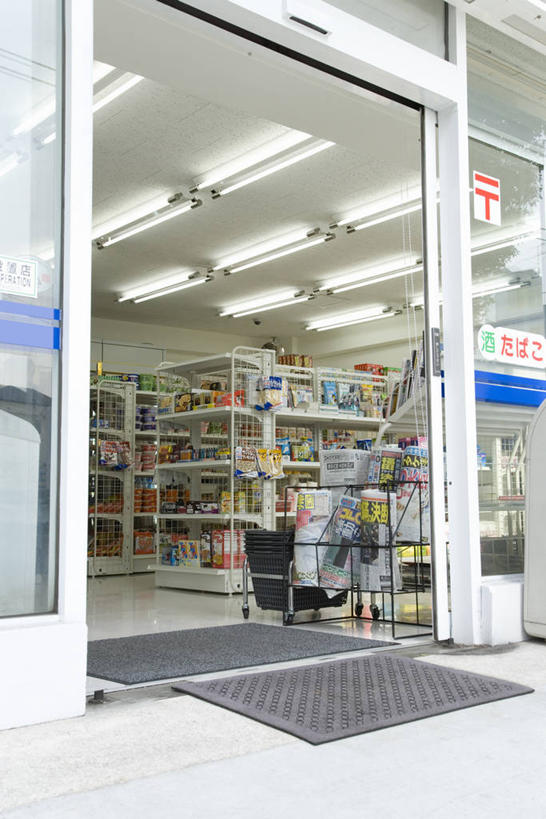 无人,商店,竖图,室外,白天,仰视,购物,消费,天花板,超市,照明,阴影,光线,影子,墙,走道,走廊,过道,灯光,顶灯,货架,架子,墙壁,墙面,灯,灯具,金融,百货,便利店,照亮,照明设备,陈列架,选购,贸易,血拼,零售店,超市货架,彩图,低角度拍摄,店铺,杂货店,杂货铺