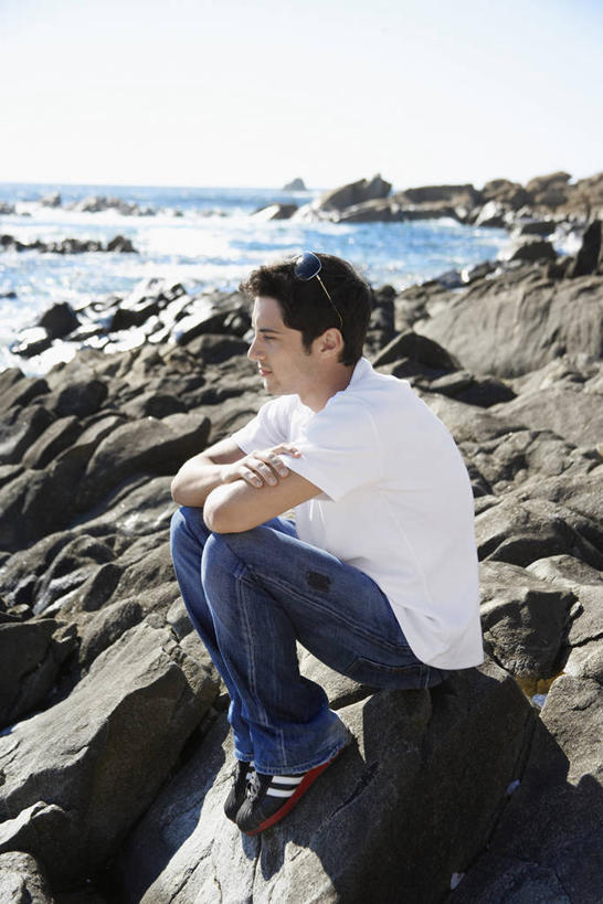 西方人,一个人,坐,双手交叉,竖图,室外,白天,侧面,海浪,海洋,石头,欧洲,欧洲人,仅一个男性,仅一个人,阴影,服装,光线,石子,影子,浪花,注视,休闲装,仅一个年轻男性,衣服,蓝色,蓝天,天空,阳光,海水,天,观察,看,休闲,休闲服,服饰,晴朗,观看,察看,双手抱胸,关注,海景,万里无云,男人,男性,年轻男性,白种人,大海,风浪,海,海水的波动,近岸浪,石块,岩石,涌浪,晴空,晴空万里,坐着,彩图,全身