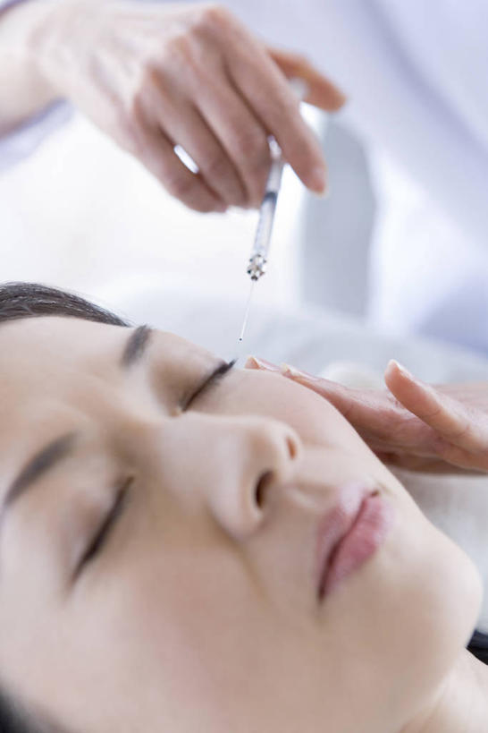 东方人,脸,头,脸颊,手,两个人,按摩师,坐,躺,闭眼,竖图,俯视,室内,特写,白天,工作服,制服,化妆,美容,床,亚洲,双手,护肤,握,朦胧,模糊,床单,拿,拿着,黄种人,被子,顾客,保养,享受,休闲,手部,针管,针筒,放松,握着,注射,保健,医疗,医疗设备,注射器,被单,养颜,按摩床,工作制服,主顾,卧着,女人,女性,中年女性,亚洲人,头部,脸部,脸蛋,面部,技师,闭眼睛,闭着眼,闭着眼睛,躺着,卧,坐着,半身,彩图,高角度拍摄,工作套服,搓背床,理疗床,美容床,指压床,保健人员