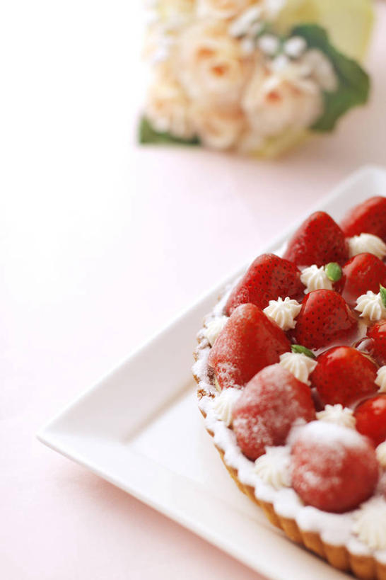 面食,无人,竖图,俯视,室内,特写,白天,白色背景,烹饪,西餐,草莓,浆果,餐具,水果,阴影,新鲜,盛开,反射,碟子,盘,影子,生食,料理,食品,面点,果实,花蕾,菜肴,美食,花,花瓣,花朵,鲜花,食物,盘子,碟,花苞,花蕊,西式,摄影,佳肴,有机食品,绿色食品,影棚,派,草莓派,洋莓,水果皇后,红莓,地莓,彩图,高角度拍摄,影棚拍摄,拍摄