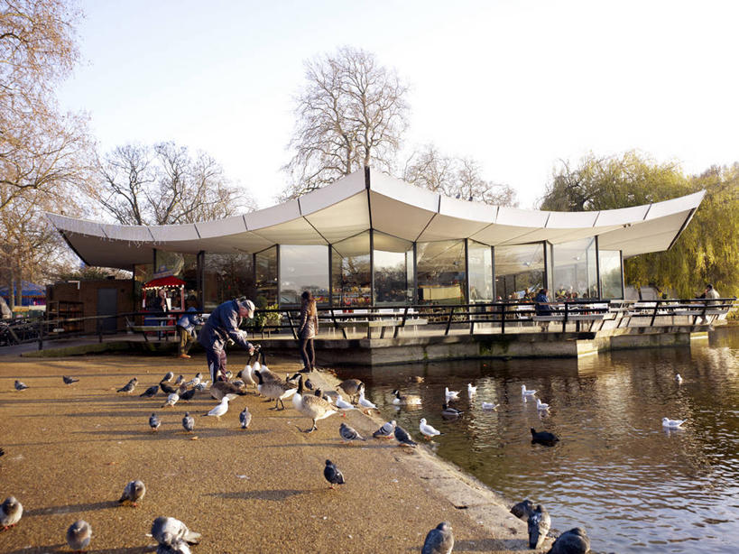 无人,公园,站,横图,室外,白天,正面,旅游,度假,友谊,湖,湖泊,美景,水,植物,鸽子,鸟,椅子,英国,欧洲,伦敦,许多,阴影,光线,鸟类,伞,影子,雨伞,遮阳伞,木椅,湖面,景观,水流,水面,枝条,首都,很多,注视,娱乐,阳伞,海德公园,树,树木,树枝,蓝色,绿色,蓝天,天空,阳光,自然,湖水,天,观察,看,站着,享受,休闲,景色,放松,生长,晴朗,成长,观看,察看,太阳伞,象征,西欧,关注,自然风光,和平,大不列颠,威斯敏斯特市,大不列颠及北爱尔兰联合王国,万里无云,信使,雾都,虬枝,枝杈,晴空,晴空万里,站立,半身,彩图,大不列颠王国,大英帝国,联合王国,日不落帝国