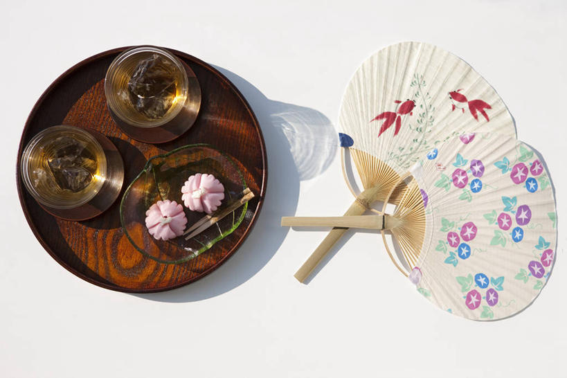 点心,无人,横图,俯视,室内,特写,白天,幸福,餐桌,茶,桌子,杯子,餐具,玻璃,阴影,反射,碟子,盘,扇子,影子,茶叶,食品,甜点,甜品,两把,清凉,凉爽,文化,娱乐,玻璃制品,食物,糕点,盘子,水杯,碟,甜食,享受,休闲,温馨,放松,乐趣,大麦茶,餐台,大麦,提神,舒适,醒脑,茶杯,彩图,高角度拍摄,和风扇,和风扇子,凉扇,传统文化