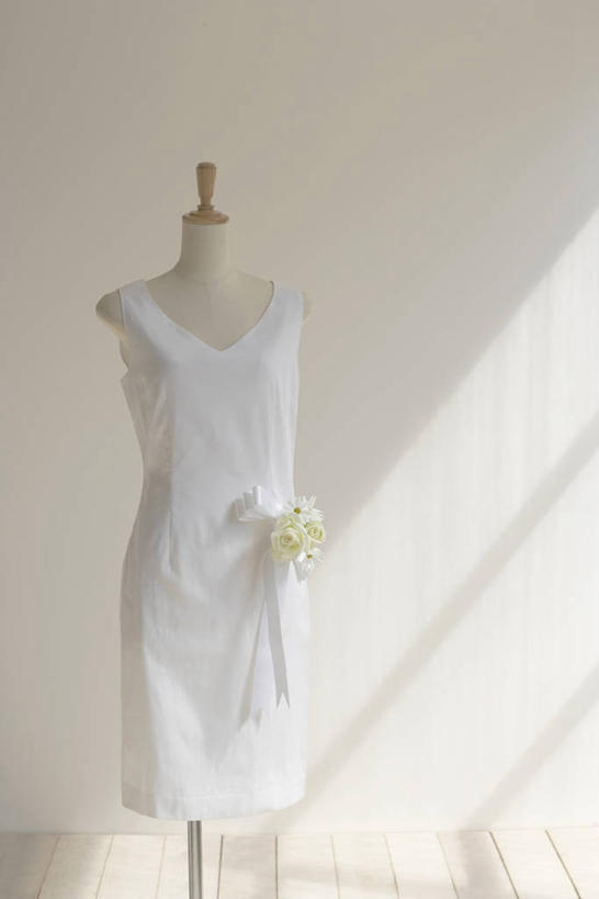 无人,竖图,室内,特写,白天,白色背景,正面,婚纱,婚礼,快乐,静物,阴影,庆祝,装饰,反射,人造模特,影子,胸花,结婚,饰品,喜庆,摄影,影棚,道具,纪念,华丽,修饰,点缀,配饰,服装模特,模特道具,时装道具,展示道具,服装模特道具,陈列道具,衬托,美观,雅致,雅观,彩图,影棚拍摄,婚礼服,礼服,高兴,拍摄,襟花