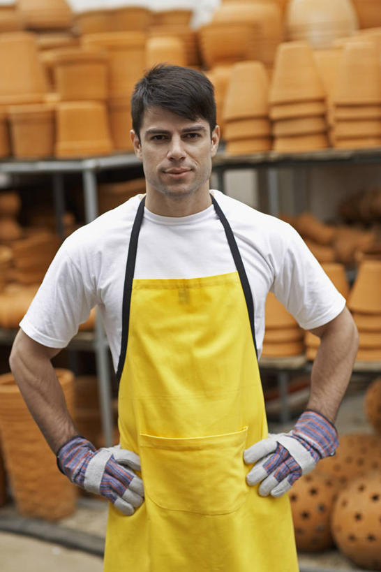 西方人,一个人,花商,花店,商店,站,竖图,室内,白天,正面,安全,花盆,欧洲,欧洲人,仅一个男性,仅一个人,一排,许多,服装,整齐,并列,并排,围裙,陶瓷,防护,陶瓷制品,很多,置物架,注视,休闲装,商铺,手叉腰,架子,排列,仅一个年轻男性,衣服,黄色,容器,手套,叉腰,观察,看,站着,休闲,休闲服,服饰,观看,储藏,保护,察看,双手叉腰,储存,队列,关注,保险,陈列架,平行,保全,周全,安稳,安定,防护手套,市肆,商号,搁架,平安,男人,男性,年轻男性,白种人,花店老板,花贩,卖花人,站立,半身,彩图,店铺,贮存