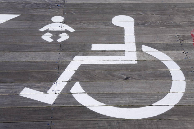 无人,露台,横图,俯视,室外,白天,地板,阳台,指示牌,静物,标志,工具,地面,标识,木地板,轮椅,复健,康复,器械,医疗设备,医疗器械,医疗工具,辅助设备,彩图,高角度拍摄,露天阳台