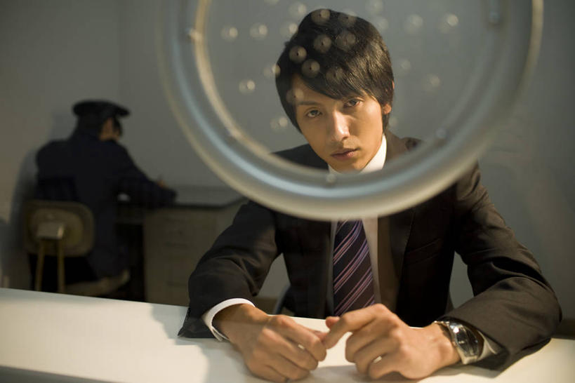 东方人,背部,两个人,商务人士,警察,警卫,商务男性,坐,横图,室内,白天,正面,衬衫,窗户,亚洲,阴影,套装,时间,反射,时钟,手表,影子,领带,计时,注视,黄种人,玻璃窗,钟表,观察,看,表,监狱,观看,腕表,察看,监禁,束缚,象征,庄重,关注,商务装,身份,关押,监牢,牢狱,工薪阶层,正式,地位,监管,禁闭,男人,男性,年轻男性,亚洲人,白领,保安,警卫员,看守,上班族,卫兵,钟,坐着,半身,彩图,衬衣