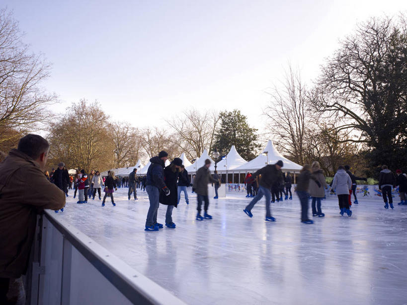 西方人,伙伴,朋友,公园,站,横图,室外,白天,侧面,友谊,英国,欧洲,伦敦,欧洲人,行人,阴影,服装,光线,影子,冰,旱冰鞋,溜冰鞋,首都,许多人,注视,休闲装,海德公园,路人,衣服,蓝色,蓝天,天空,阳光,浮冰,天,观察,看,站着,一群人,休闲,休闲服,寒冷,服饰,晴朗,观看,察看,冰冷,西欧,关注,大不列颠,滑冰鞋,威斯敏斯特市,大不列颠及北爱尔兰联合王国,万里无云,严寒,冰凉,酷寒,凛冽,凛凛,极冷,流冰,浮冰块,雾都,过客,友情,溜冰,男人,男性,年轻男性,年轻女性,女人,女性,白种人,晴空,晴空万里,站立,半身,彩图,冰刀鞋,大不列颠王国,大英帝国,联合王国,日不落帝国