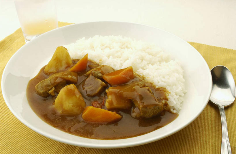 米饭,咖哩,无人,横图,俯视,室内,特写,白天,烹饪,水,餐桌,桌子,萝卜,胡萝卜,蔬菜,土豆,杯子,一把,阴影,新鲜,反射,布料,液体,影子,勺子,调料,肉,牛肉,料理,食品,饭,调味品,调味料,布纹,饮用水,咖喱,菜肴,美食,肉类,玻璃制品,桌布,食物,一个,餐巾,水杯,调羹,台布,汤匙,矿泉水,佳肴,有机食品,绿色食品,单个,餐台,五谷,黄萝卜,番萝卜,肉食,蒸馏水,咖喱饭,馍馍蛋,印度菜,印度料理,玻璃杯,洋芋,山药蛋,马铃薯,红萝卜,甘荀,餐桌布,彩图,高角度拍摄,丁香萝卜,胡芦菔金,金笋