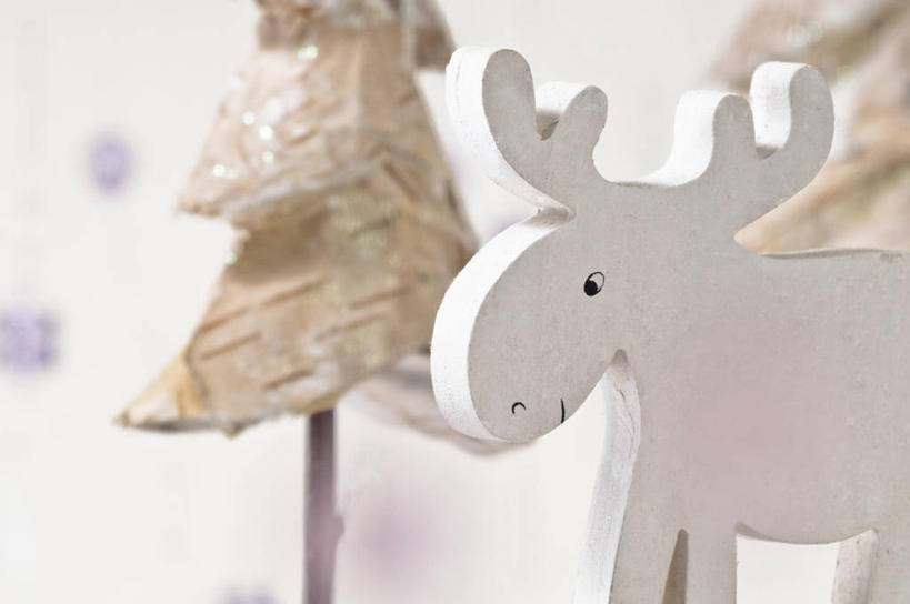 无人,站,横图,室内,特写,白天,正面,游戏,幸福,植物,哺乳动物,鹿,野生动物,玩具,阴影,朦胧,模糊,反射,影子,墙,圣诞树,玩,注视,娱乐,墙壁,墙面,树,树木,一只,绿色,白色,自然,动物,观察,看,站着,休闲,可爱,益智,活泼,生长,成长,观看,活动,吉祥,察看,发泄,关注,消遣,智力,宣泄,进取,角鹿,驯鹿,玩耍,嬉戏,站立,半身,彩图