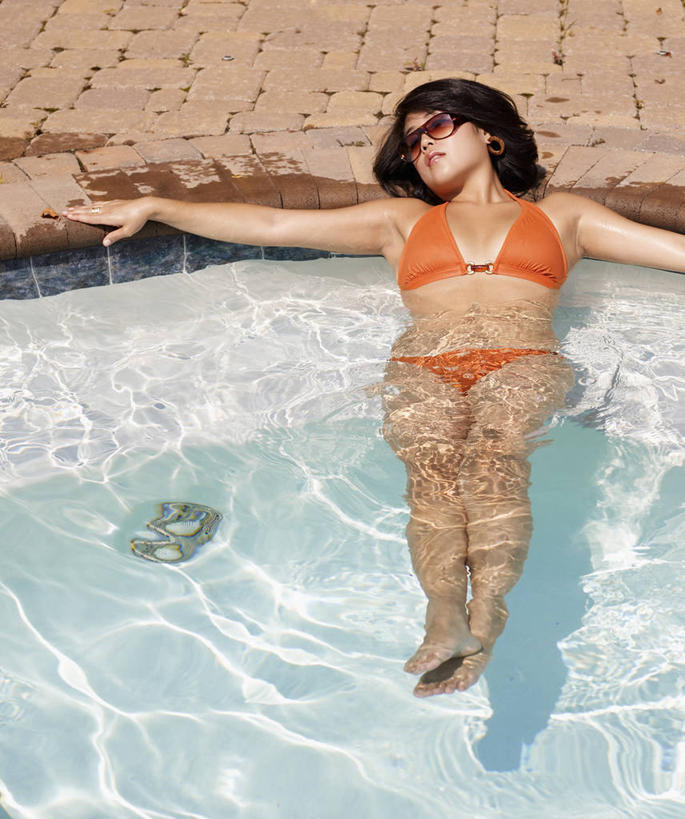 东方人,一个人,游泳池,躺,伸展双臂,竖图,俯视,室外,白天,泳装,比基尼,水,亚洲,仅一个年轻女性,仅一个女性,仅一个人,阴影,波纹,光线,墨镜,眼镜,影子,水池,水面,涟漪,扭头,注视,黄种人,泳池,水纹,阳光,太阳镜,太阳眼镜,波浪,观察,看,转头,橙色,遮阳镜,观看,波光粼粼,察看,关注,水晕,卧着,年轻女性,女人,女性,亚洲人,敞开双臂,伸开双臂,躺着,卧,展开双肩,张开手臂,张开双臂,半身,彩图,高角度拍摄,三点式,泳衣