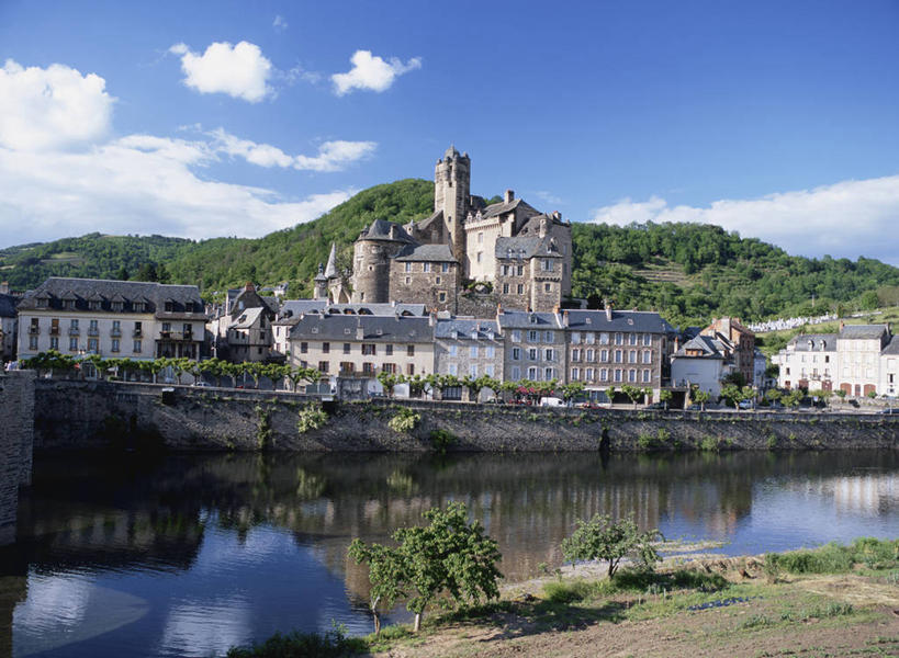 无人,家,横图,室外,白天,正面,旅游,度假,河流,名胜古迹,山,山脉,树林,水,植物,标志建筑,地标,建筑,法国,欧洲,阴影,遗迹,光线,影子,堡垒,城堡,房屋,屋子,河水,山峰,水流,云,云朵,公寓,建筑群,山峦,云彩,古迹,文物,娱乐,建设,古建筑,洋房,楼房,住宅,树,树木,蓝色,绿色,白云,蓝天,天空,阳光,自然,群山,天,享受,休闲,旅游胜地,放松,生长,晴朗,成长,西欧,要塞,法兰西,古文明,法兰西共和国,法兰西第五共和国,南部.比利牛斯,设防,阿韦龙省,南部.比利牛斯大区,晴空,彩图,房子