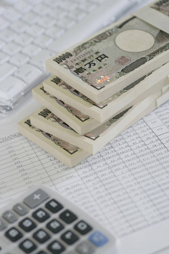 无人,竖图,俯视,室内,特写,白天,钱,计算器,静物,一排,许多,阴影,整齐,反射,计算,科学,日文,标志,材料,档案,钱币,文件,文字,影子,纸,字符,办公用品,很多,标识,排列,手稿,资料,钞票,金融,理财,纸币,财务,经济,日元,堆,证明,队列,数学,文档,流通,纸钞,贸易,日语,货币,现金,彩图,高角度拍摄,日本银行券,日圆