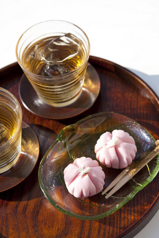 点心,无人,竖图,俯视,室内,特写,白天,幸福,餐桌,茶,桌子,杯子,餐具,阴影,反射,碟子,盘,影子,和果子,茶叶,食品,甜点,甜品,两杯,娱乐,小吃,玻璃制品,食物,糕点,两个,粉色,盘子,水杯,碟,甜食,享受,休闲,日式,温馨,放松,乐趣,大麦茶,餐台,大麦,提神,舒适,醒脑,玻璃杯,彩图,高角度拍摄,日本小吃