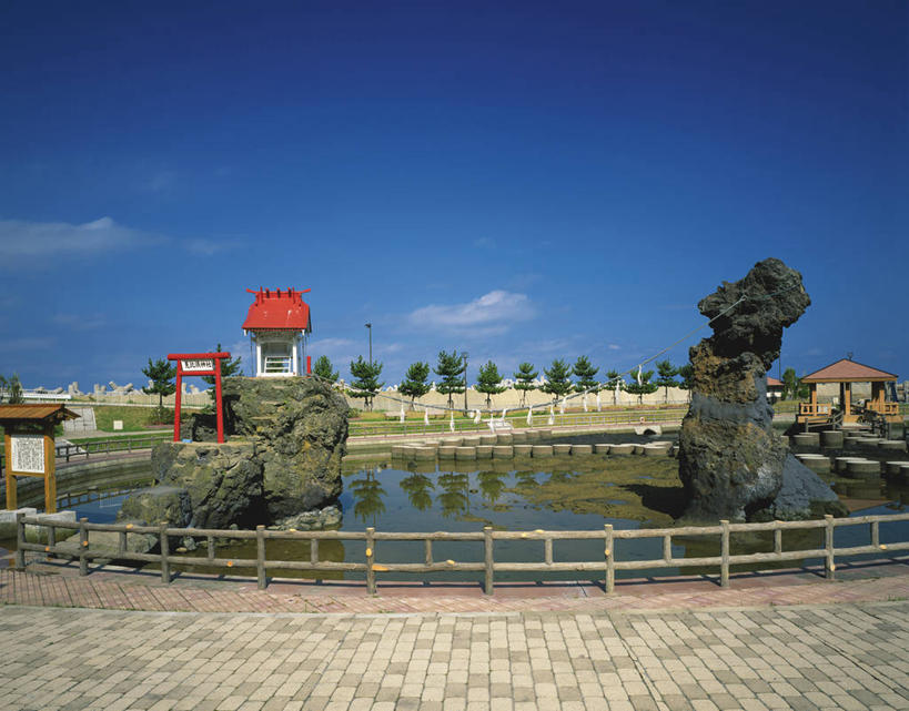 无人,横图,室外,白天,正面,旅游,度假,湖,湖泊,石头,美景,山,水,日本,亚洲,阴影,艺术,光线,石子,影子,手工艺品,湖面,景观,山峰,水流,水面,云,云朵,山峦,云彩,文化,娱乐,蓝色,白云,蓝天,天空,阳光,自然,工艺品,湖水,天,享受,休闲,假山,景色,放松,晴朗,高雅,自然风光,东亚,本州,本州岛,日本国,青森,青森县,东北地方,自信心,品位,石块,岩石,晴空,彩图,下北郡,小山
