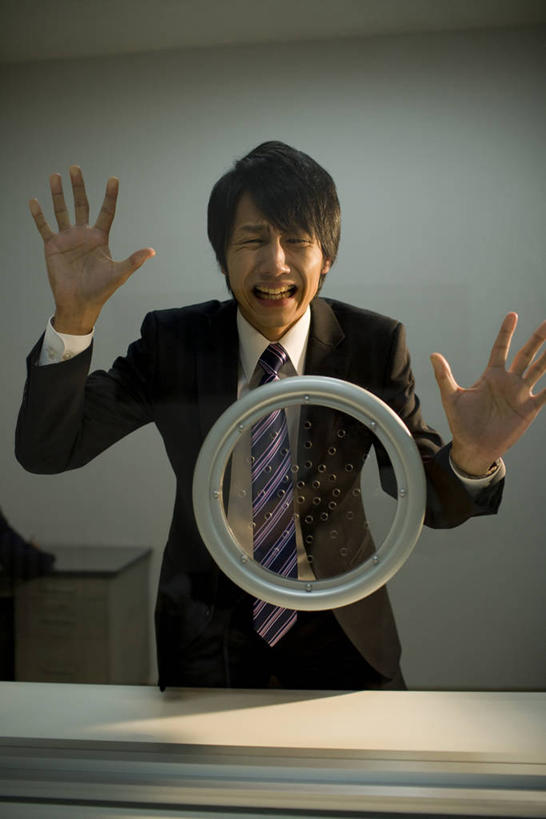 东方人,一个人,商务人士,商务男性,站,举,竖图,室内,白天,正面,衬衫,失败,窗户,亚洲,仅一个男性,仅一个人,阴影,套装,沮丧,光线,影子,墙,灯光,领带,注视,黄种人,玻璃窗,墙壁,墙面,仅一个年轻男性,白色,观察,看,托,站着,难受,无奈,监狱,观看,失望,悲伤,察看,监禁,伤心,难过,束缚,象征,庄重,关注,失落,商务装,身份,关押,监牢,牢狱,工薪阶层,颓废,挫败,受挫,落败,落空,错过,失足,失意,失策,失算,颓丧,衰颓,悲哀,懊丧,颓靡,气馁,丧气,正式,地位,监管,禁闭,败北,挫折,失利,男人,男性,年轻男性,亚洲人,白领,看守,上班族,举起,举手,举着,向上举,向上伸,向上托,站立,半身,彩图,衬衣