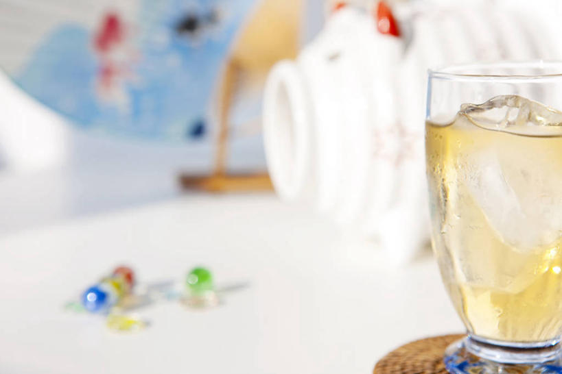 无人,横图,室内,特写,白天,正面,游戏,幸福,茶,杯子,玩具,阴影,朦胧,模糊,日本文化,反射,扇子,蚊香猪,影子,冰,冰块,茶叶,蚊香架,清凉,玩,凉爽,文化,娱乐,弹珠,冷冻,玻璃制品,水杯,享受,休闲,温馨,放松,寒冷,乐趣,益智,大麦茶,冷藏,活动,大麦,冰冷,提神,舒适,发泄,消遣,欣赏,智力,和风,醒脑,弹球,宣泄,美观,保鲜,玻璃杯,玩耍,嬉戏,彩图,和风扇,和风扇子,凉扇,蚊取豚,香薰器,小猪香炉,传统文化