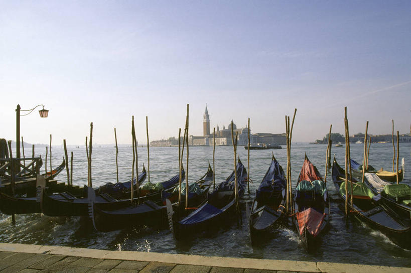 无人,码头,横图,室外,白天,正面,度假,河流,美景,水,城市风光,城市,港口,船,意大利,欧洲,威尼斯,一排,许多,停靠,阴影,波纹,整齐,光线,影子,河水,景观,水流,木船,涟漪,很多,娱乐,排列,蓝色,倒影,蓝天,水纹,天空,阳光,交通工具,波浪,天,享受,休闲,景色,放松,晴朗,倒映,舟,威尼托,队列,南欧,停泊,载具,贡多拉,威尼托大区,万里无云,意大利共和国,首府,水晕,威内托,威内托大区,反照,公朵拉,晴空,晴空万里,彩图,摆渡口,埠头,渡口,渡头,港湾,海港,货运码头,口岸,商港,圣乔治.马焦雷教堂,圣乔治.马焦雷岛