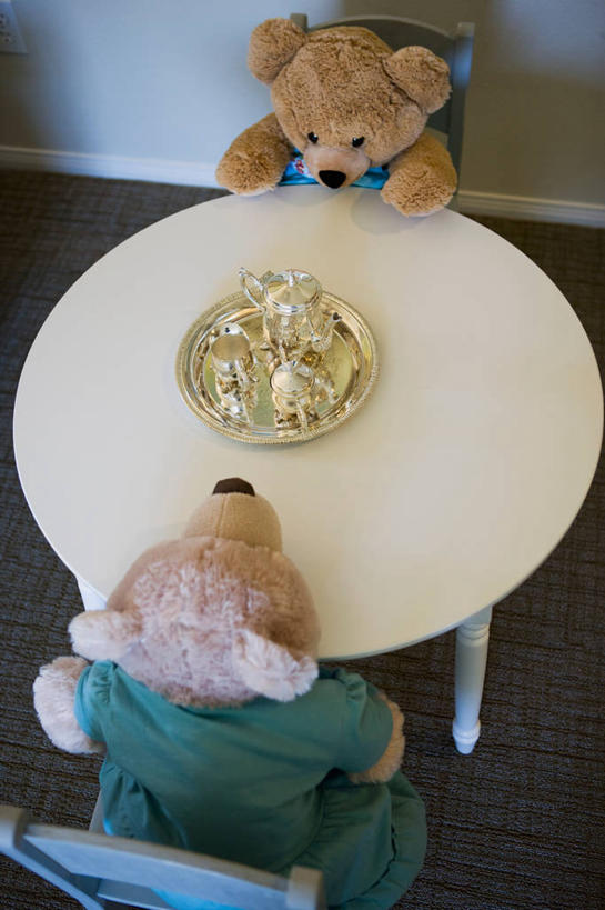 无人,竖图,俯视,室内,白天,游戏,餐桌,地板,桌子,熊,杯子,餐具,玩具,椅子,阴影,反射,碟子,壶,盘,玩偶,影子,陶瓷,墙,泰迪熊,陶瓷制品,地面,玩,娱乐,木地板,墙壁,墙面,水壶,盘子,茶壶,容器,水杯,玩具熊,碟,两只,休闲,益智,毛绒玩具,餐台,安慰,发泄,消遣,宣泄,罗斯福熊,茶杯,玩耍,嬉戏,彩图,高角度拍摄