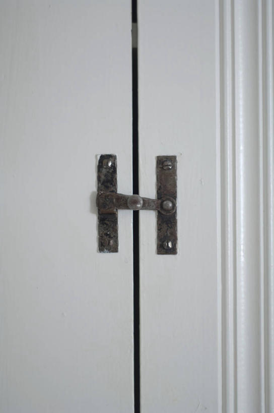 无人,竖图,室内,特写,白天,正面,安全,柜子,门,静物,阴影,反射,影子,防护,储物柜,锁,把手,门把手,门框,保护,门把,储存,保险,私密,保全,周全,安稳,安定,防盗,储备,蕴藏,贮备,平安,拉手,彩图,贮存